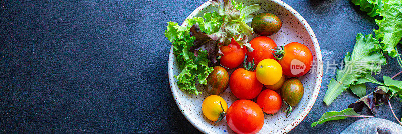 西红柿新鲜的沙拉蔬菜餐在桌子上美味的服务大小部分俯视图拷贝空间的文字食物背景乡村生酮类或旧时代饮食