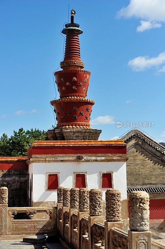 普宁寺的佛塔，俗称大佛寺，是中国河北承德的一座佛教寺院建筑群。