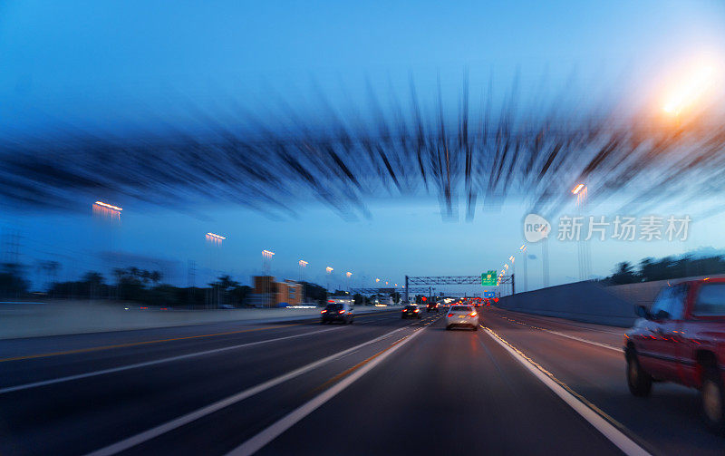 开着佛罗里达收费公路的小货车