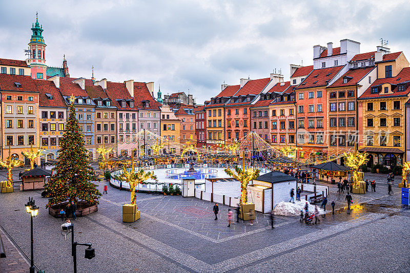 华沙老城集市广场上用彩灯装饰圣诞树，装点着人们的溜冰场