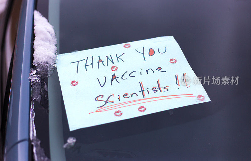 在雪地汽车挡风玻璃上签名:谢谢疫苗科学家们!