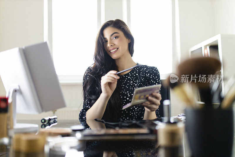年轻女性化妆师的肖像准备工具拍摄教程