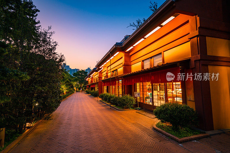 智莲庵是位于香港九龙钻石山的大型佛教寺院建筑群