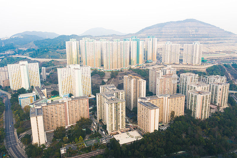 无人机在雾天的城市建筑视图