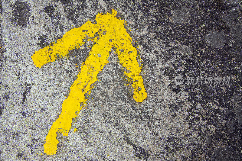 黄色箭头标志，象征圣地亚哥之路。
