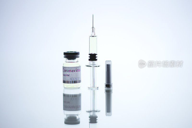 Covid-19疫苗注射器和瓶子，有反射和自由空间