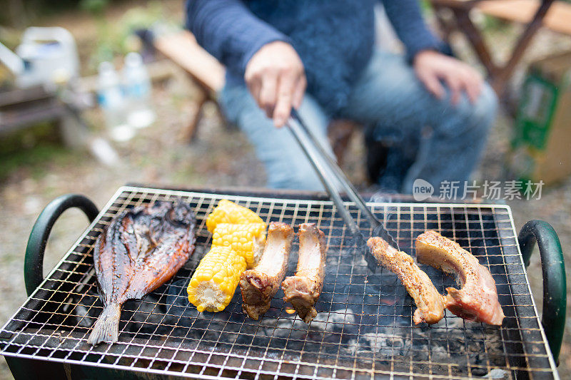 关闭烤肉架上的肉和鱼