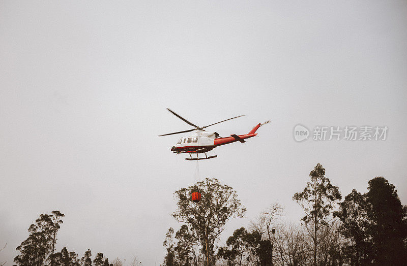 消防员直升机飞向森林大火