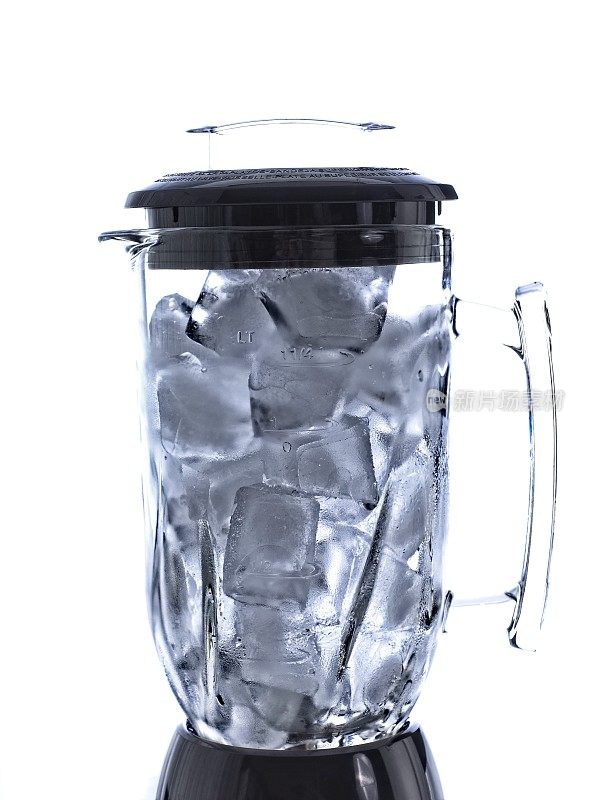 发光的冰在一个玻璃罐子搅拌机