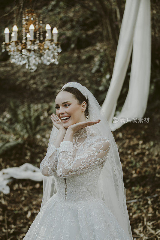 幸福新娘的肖像，美丽的女人穿着婚纱