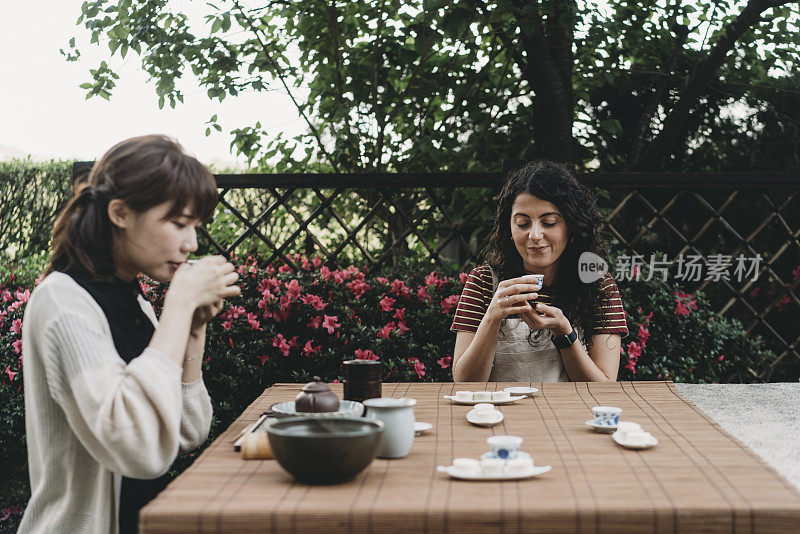 年轻人在户外举行茶道仪式