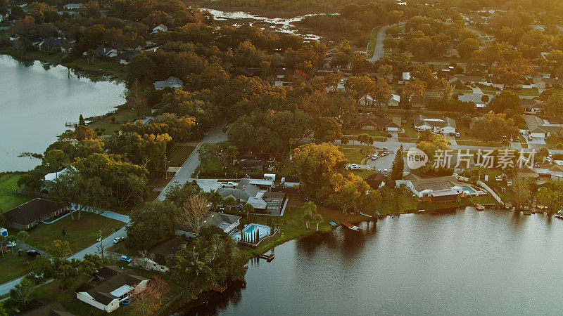 早晨的阳光在佛罗里达郊区的房子-空中