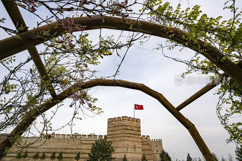 伊斯坦布尔的历史拜占庭墙和正式花园