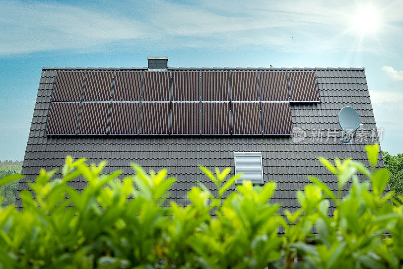 屋顶上的大型太阳能电池板
