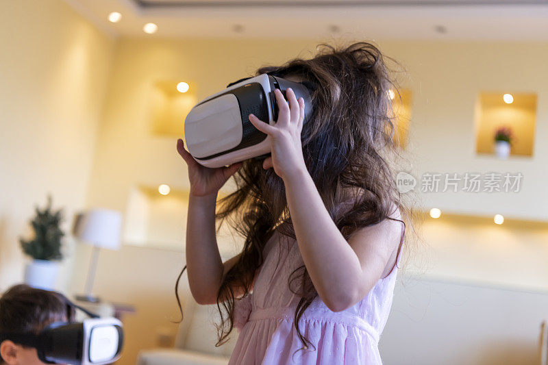 兴奋的小朋友正在用VR眼镜和手势。