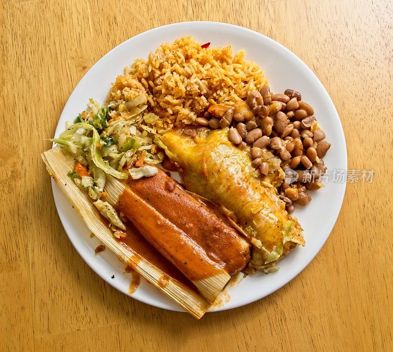 美味的墨西哥食物盛在一张硬木桌子上