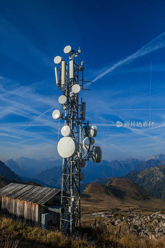 在白云石山上的一个户外远程通信塔