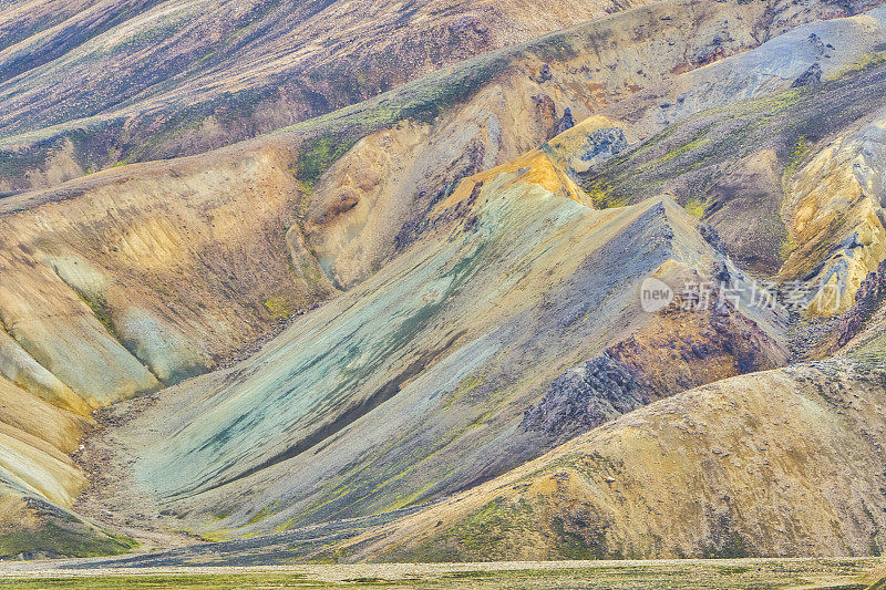 欧洲美丽独特的岛国冰岛的高地上的Landmannalaugar的令人叹为观止的彩色山丘