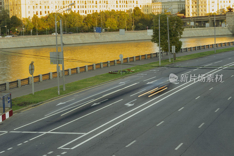 大城市里的多车道公路