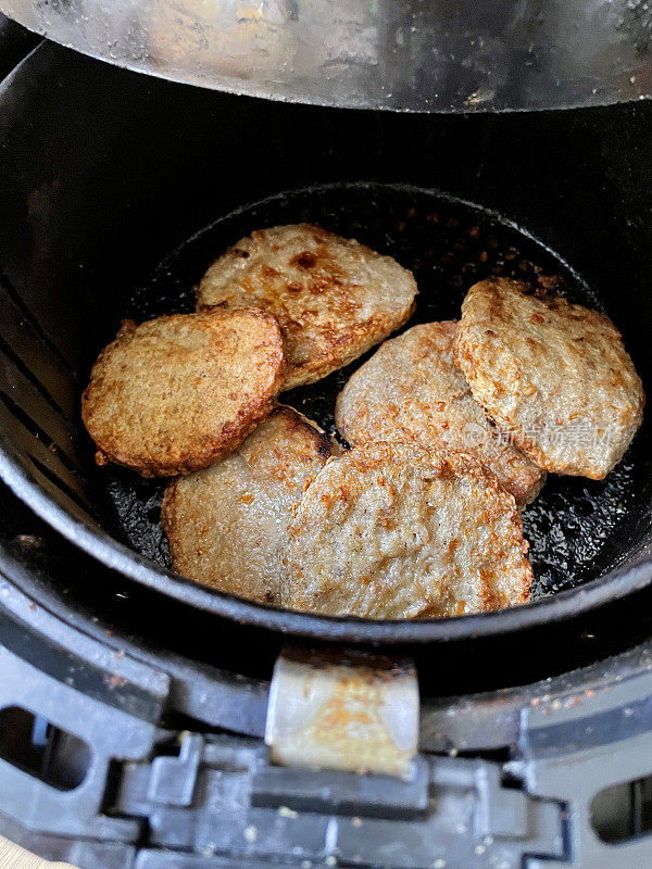 金棕色的形象，在空气炸锅中烹饪的汉堡，比煎锅烹饪更健康，视野更高