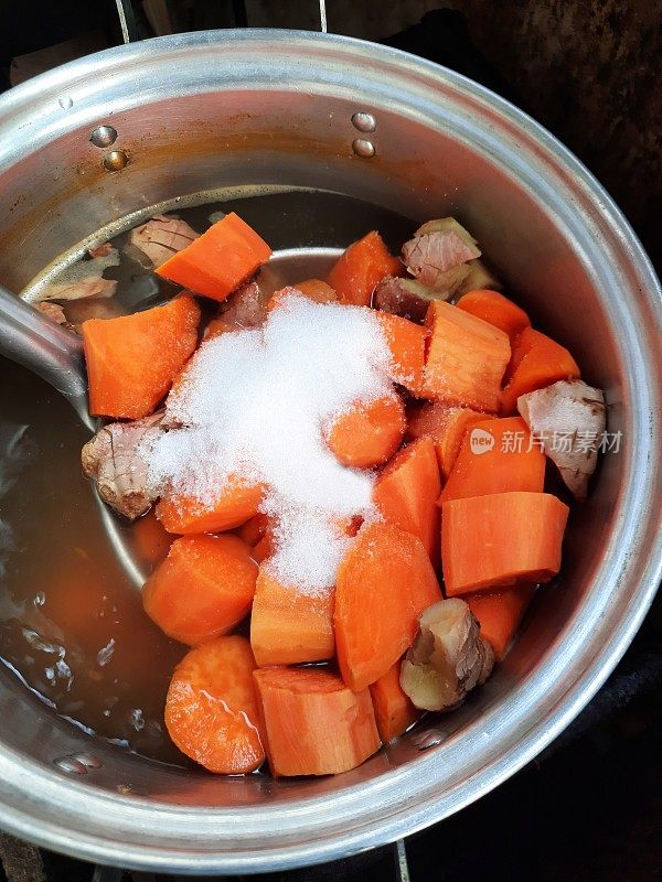 用姜糖浆煮红薯。