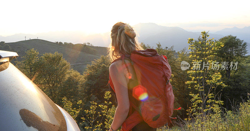 日出时，一名年轻女子离开汽车