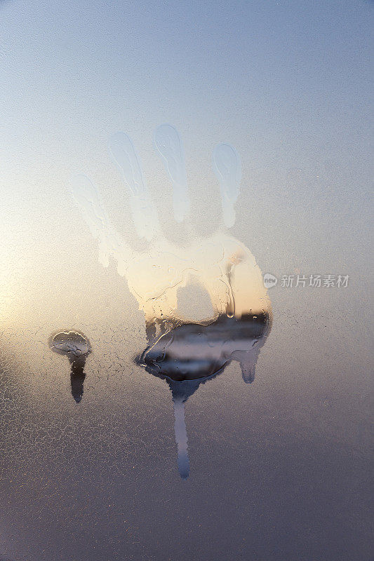 玻璃上的手印在冬天结冰了