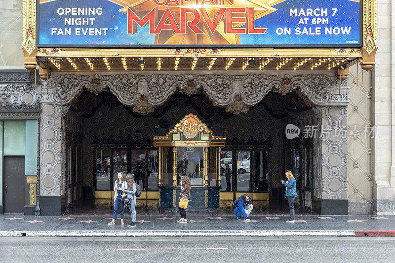 在好莱坞的名人大道上，人们在历史悠久的埃尔卡皮坦电影院前给明星们拍照。