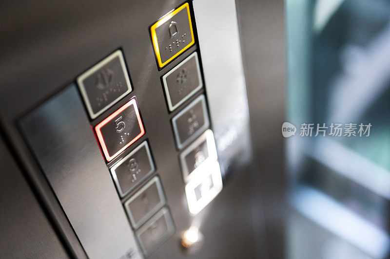 电梯金属按钮的特写镜头