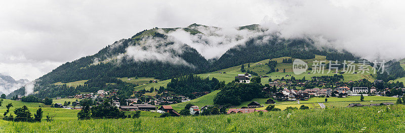 山村和云雾缭绕的草地