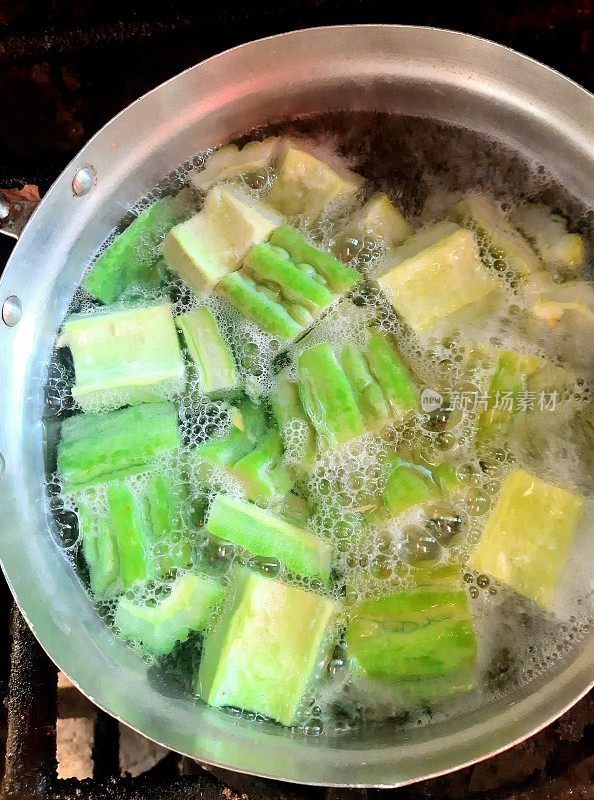 用炉灶煮苦瓜汤，准备食物。