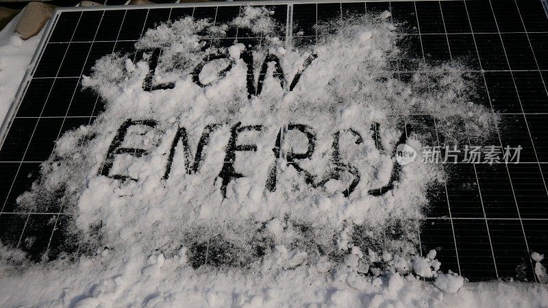 雪地里的低能太阳能电池板。