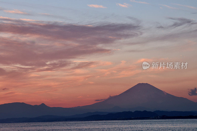 日落海滩上的富士山剪影