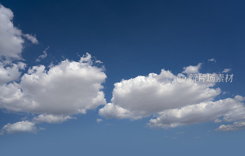 蓝色的夏天天空与白云完美的天空背景