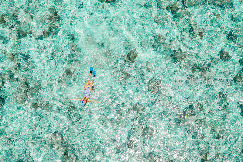 无人机拍摄的马尔代夫女子浮潜