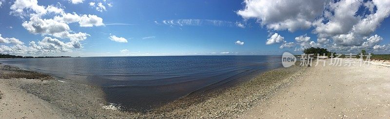 佛罗里达海湾沼泽海岸的全景与云在陆地上建造