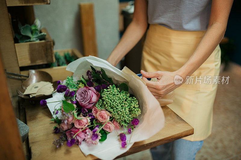 年轻的不知名的白人女性花店工作