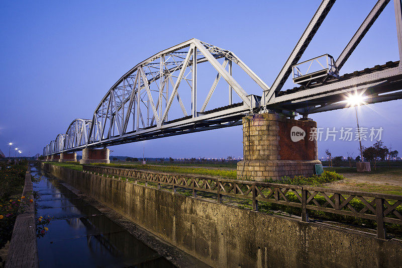 台湾高雄跨高平河的老铁路桥。