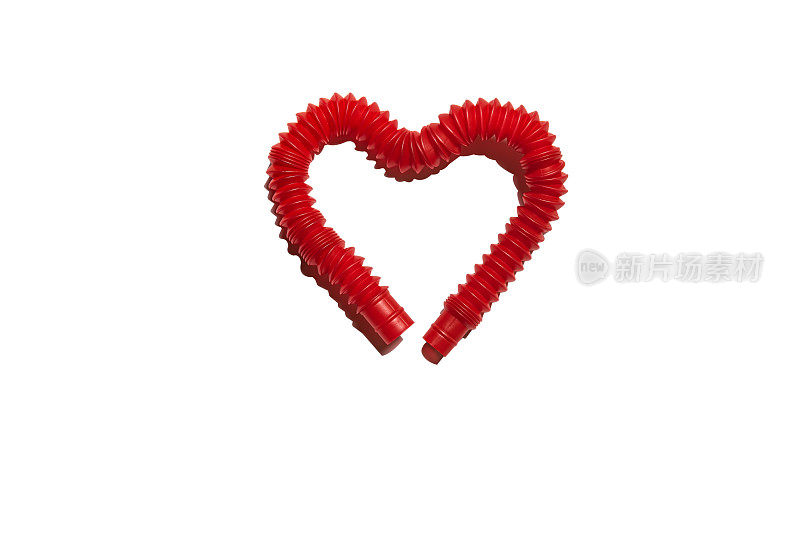 红色的流行管玩具弯成心形孤立在白色