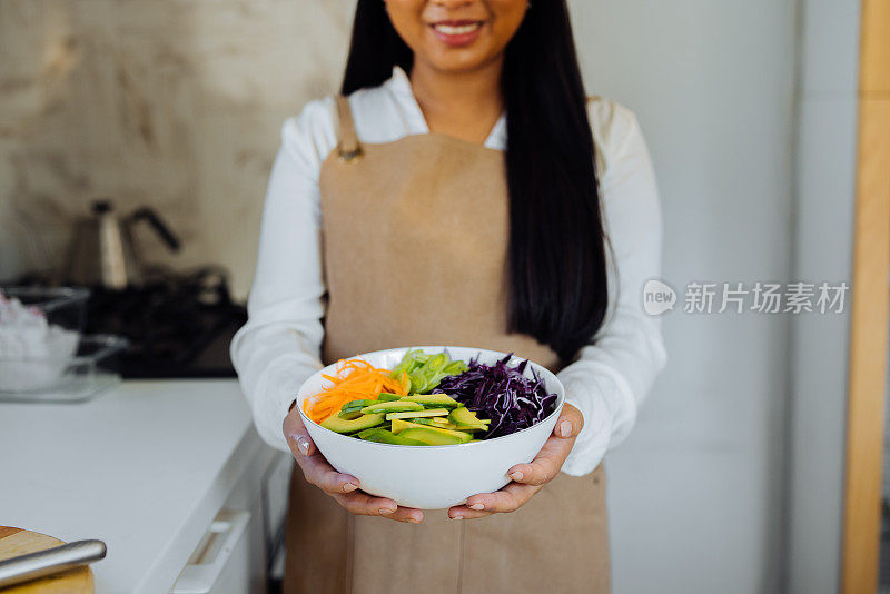 一个匿名的女人在厨房里准备健康的饭菜