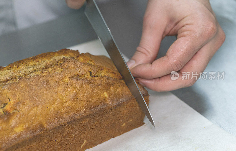 男人手切胡萝卜肉桂蛋糕stock照片