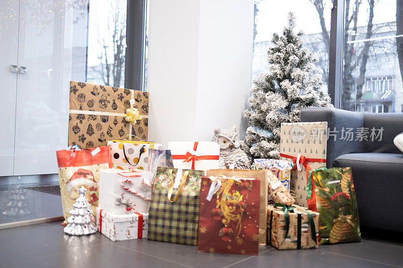 美丽的圣诞节装饰家庭内部与圣诞树和圣诞礼物