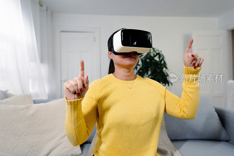 女人在家使用虚拟现实