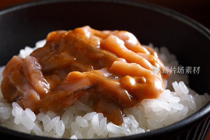 日本家庭烹饪，配菜放在热米饭上