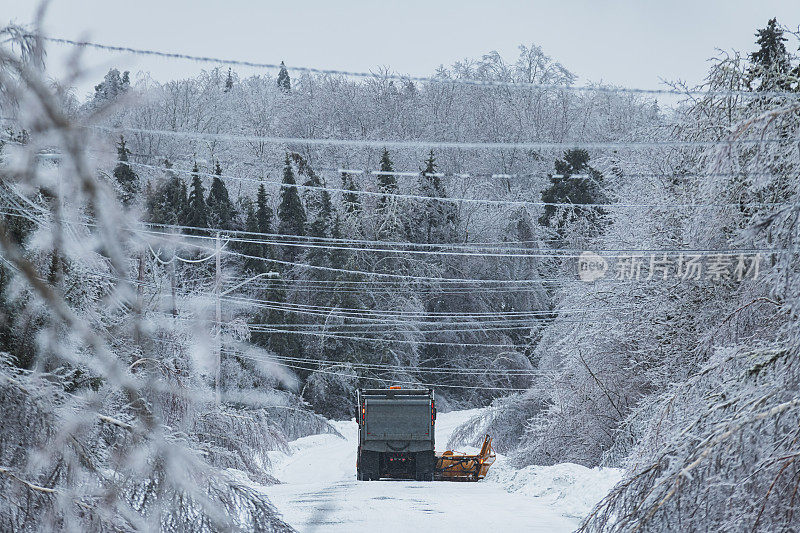 扫雪机在冰暴期间清理道路