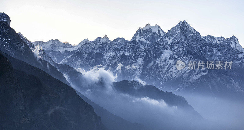 从空中俯瞰春天的喜马拉雅山