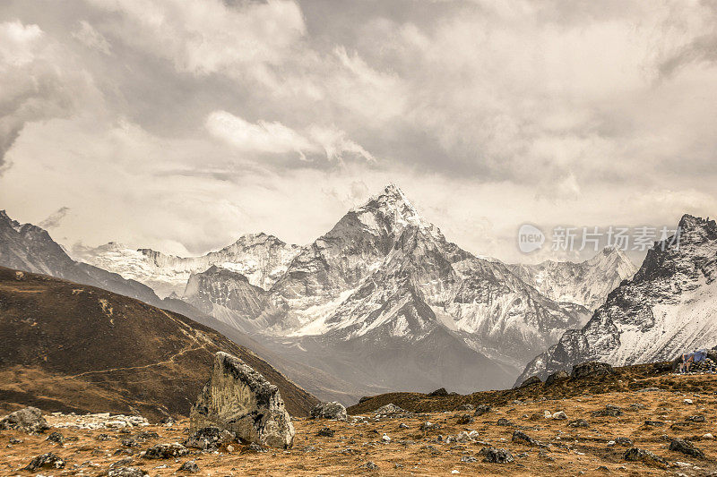 鸟瞰喜马拉雅山，春日美景