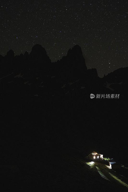 土耳其喀喀山，星光灿烂的夜晚，小屋的灯光亮起