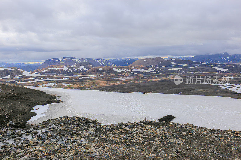 冰岛多雪的火山景观