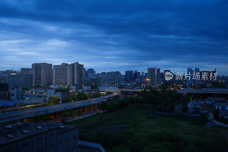 夜间商业城市现代建筑